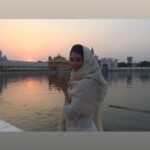 Mehreen Pizada Instagram - ੴ ਤਾਤੀ ਵਾਉ ਨ ਲਗਈ ਪਾਰਬ੍ਰਹਮ ਸਰਣਾਈ ॥ ताती वाउ न लगई पारब्रहम सरणाई ॥ ਚਉਗਿਰਦ ਹਮਾਰੈ ਰਾਮ ਕਾਰ ਦੁਖੁ ਲਗੈ ਨ ਭਾਈ ॥੧॥ चउगिरद हमारै राम कार दुखु लगै न भाई ॥१॥ “The hot wind does not even touch one who is under the Protection of the Supreme Lord God. On all four sides I am surrounded by the Lord's Circle of Protection; pain does not afflict me, O Siblings of Destiny.” My Faith defines me as a person and I’m proud to be a Sikh. My belief in god gives me strength and protection from harm. Satnam Waheguru 🙏