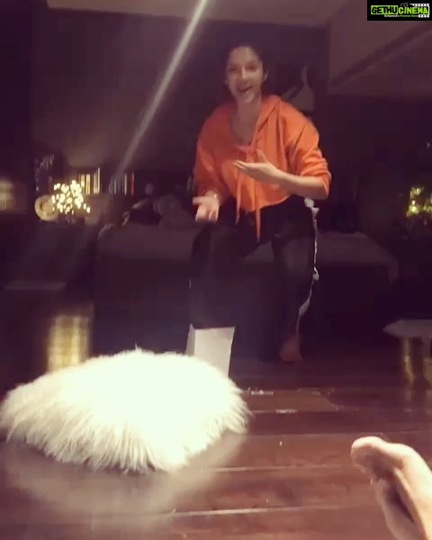 Mehreen Pizada Instagram - Day 30 of lockdown and it’s been a while I haven’t done anything stupid 🤪 So here’s a throwback to a paper challenge gone horribly wrong 😂 @gurfatehpirzada @namira.k @auchi7 #MehreenIsTheBest exclusive diaries 😎