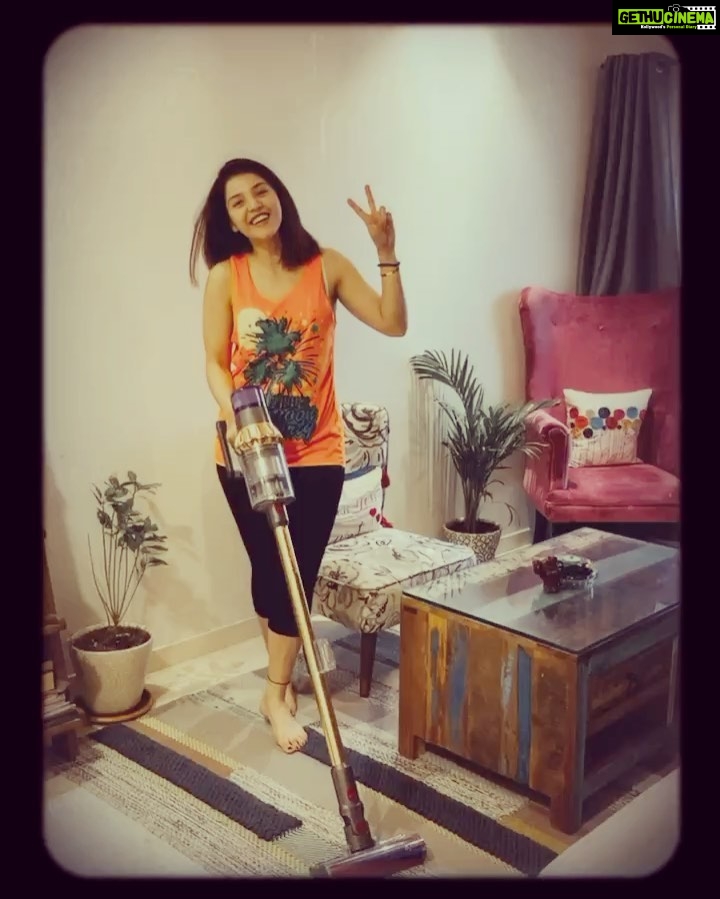 Mehreen Pizada Instagram - Self quarantine got me like... π¦ could be anywhere π€·ββοΈπ #DysonV11Pro Most powerful cord-free vacuum that senses, adapts and deep cleans βοΈ #DysonIndia #DysonHome Mumbai, Maharashtra