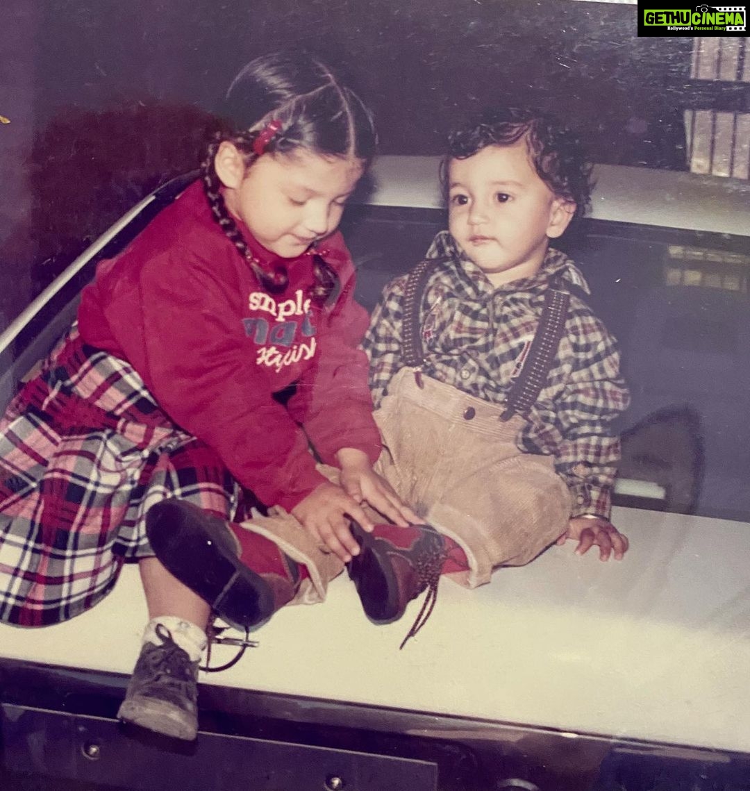 Mehreen Pizada Instagram - Big sister duties 🥰 making you wear your shoes while you’re sitting like a Stud 🤷♀️🤗 #purelove @gurfatehpirzada Pirkot