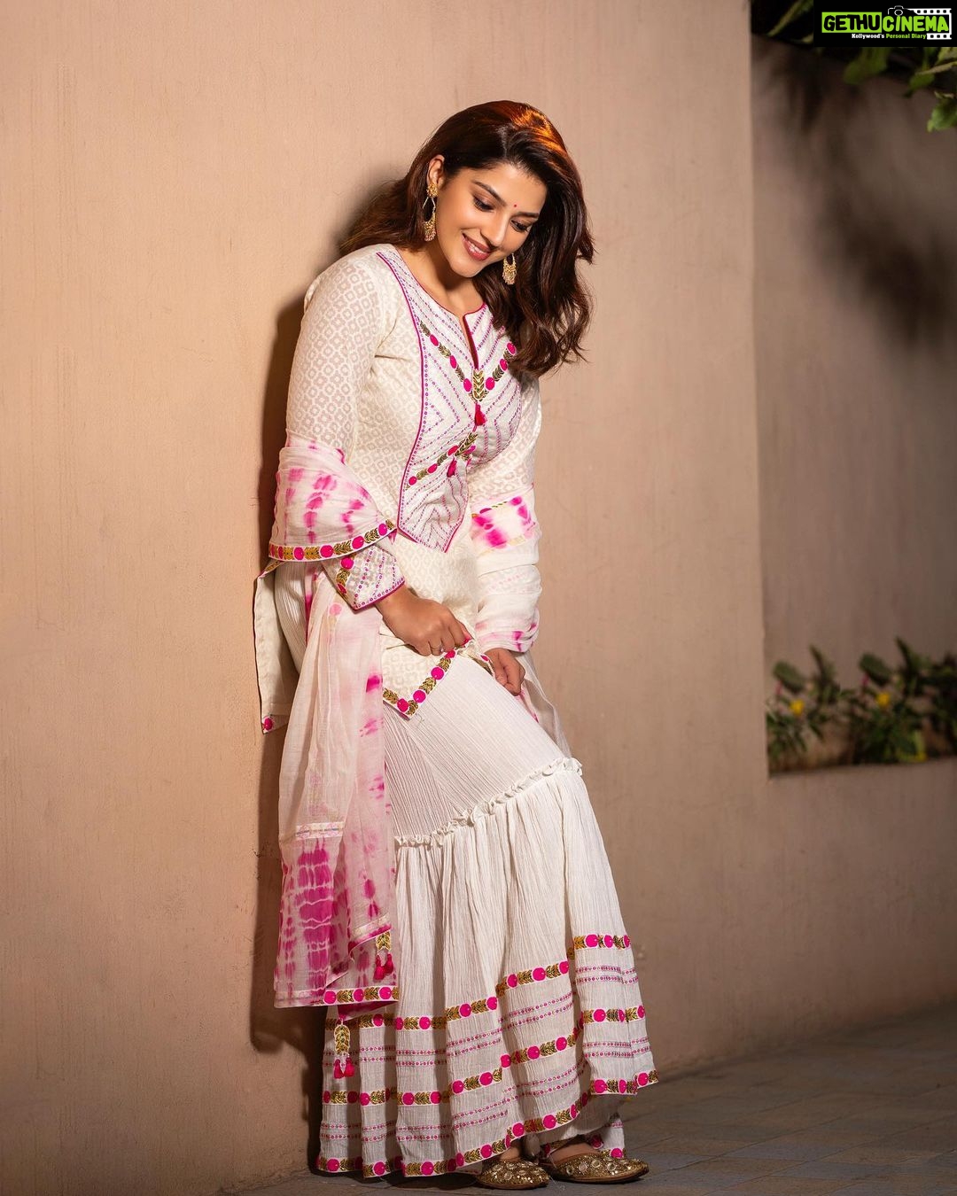 Mehreen Pizada Instagram - Outfit: @tashaindiaofficial Accessories: @accessoriesbyanandita Makeup and hair: @makeup_by_lavanya Pic: @chinthuu_klicks Styled by @officialanahita