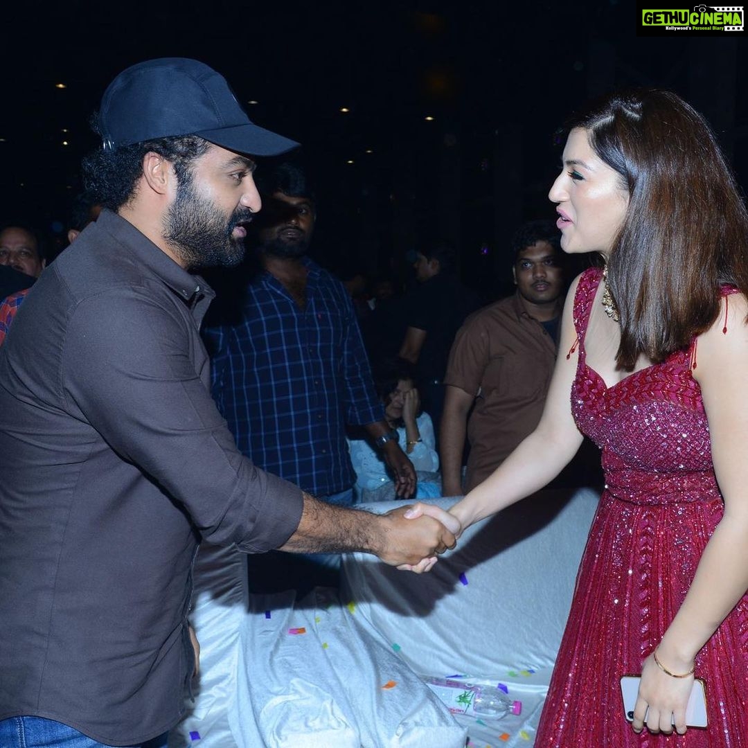Mehreen Pizada Instagram - Star Struck 🤩 Super Blessed to have @jrntr Sir at #enthamanchivaadavuraa Pre Release 😇✨ #thankful