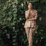 Mehreen Pizada Instagram - Outfit: @ritukumarhq Earrings: @amrapalijewels Heels: @stevemaddenindia Makeup: @makeup_by_lavanya Pic: @akshay.rao.photography Styled by @officialanahita