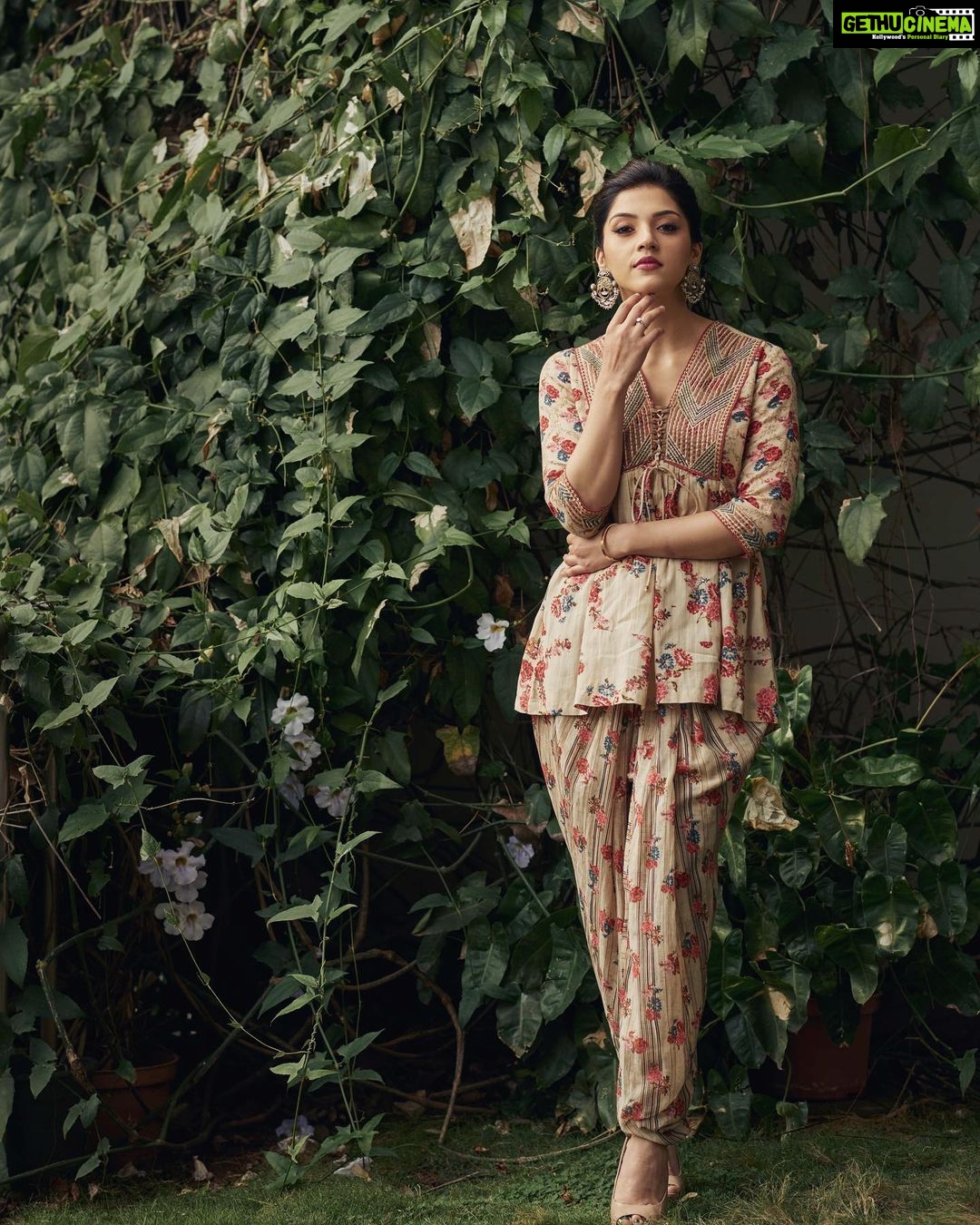 Mehreen Pizada Instagram - Outfit: @ritukumarhq Earrings: @amrapalijewels Heels: @stevemaddenindia Makeup: @makeup_by_lavanya Pic: @akshay.rao.photography Styled by @officialanahita