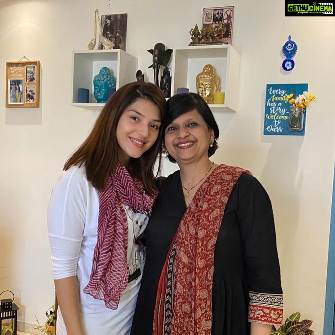 Mehreen Pizada Instagram - Was so good seeing you Ma’am, got me right back to school days. Thank you for everything Manjula Ma’am 🤗 Can’t wait to be back at School for the Alumni Meet 🤩 #pathwazians @gurfatehpirzada Mumbai, Maharashtra