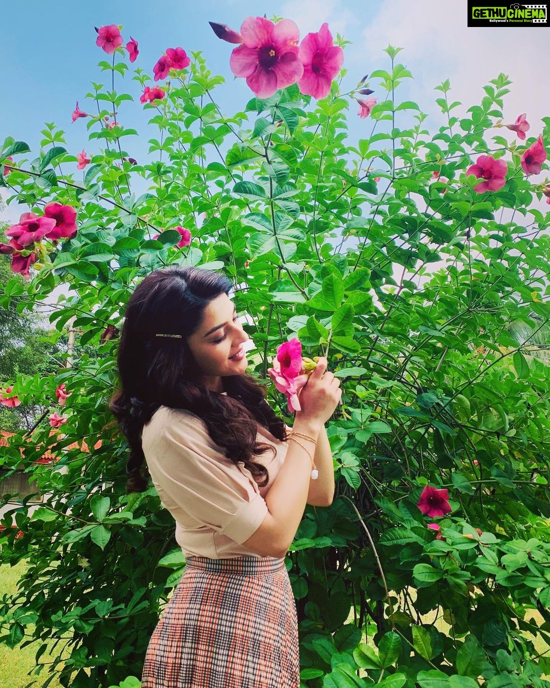 Mehreen Pizada Instagram - “ She never changed her smile, Just what she smiles about. “