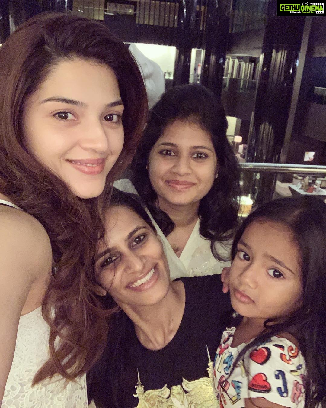 Mehreen Pizada Instagram - Saturday evening well spent with my favourite girls🥰🥰🥰 #friendsmorelikefamily