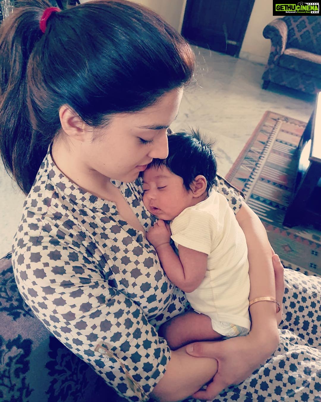 Mehreen Pizada Instagram - Wish we adults could sleep that carefree like these little babies 🤩 life would be so much happier. Missing my little niece ♥️ #family Enjoy and Relax a little you all! Happy Sunday 🤗