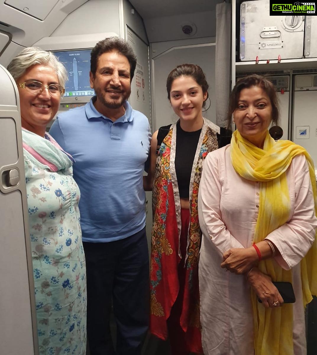 Mehreen Pizada Instagram - Flight was a bliss sitting next to the Legend himself 🙏 #gurdasmaan saab @gurdasmaanjeeyo
