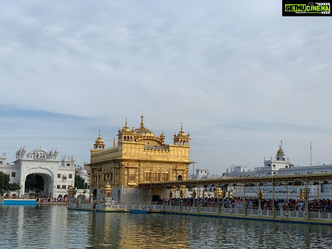 Mehreen Pizada Instagram - “Aam Hovan yaan Khaas hovan e kade na chahaan main. Mul mehnat da pae jaave e karaan duyavaan main. Bas enna baksh de hunar daateya... Shukar Dateya Tera Shukar Dateya 😇🙏🙏🙏 #sriharmandirsahib #bliss