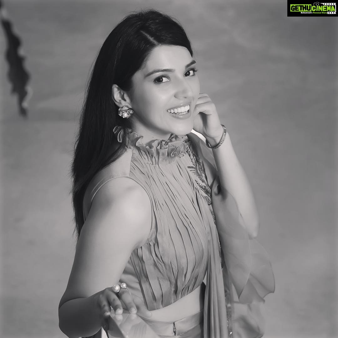 Mehreen Pizada Instagram - “We are all of us stars, and we deserve to twinkle.” ✨ 💫