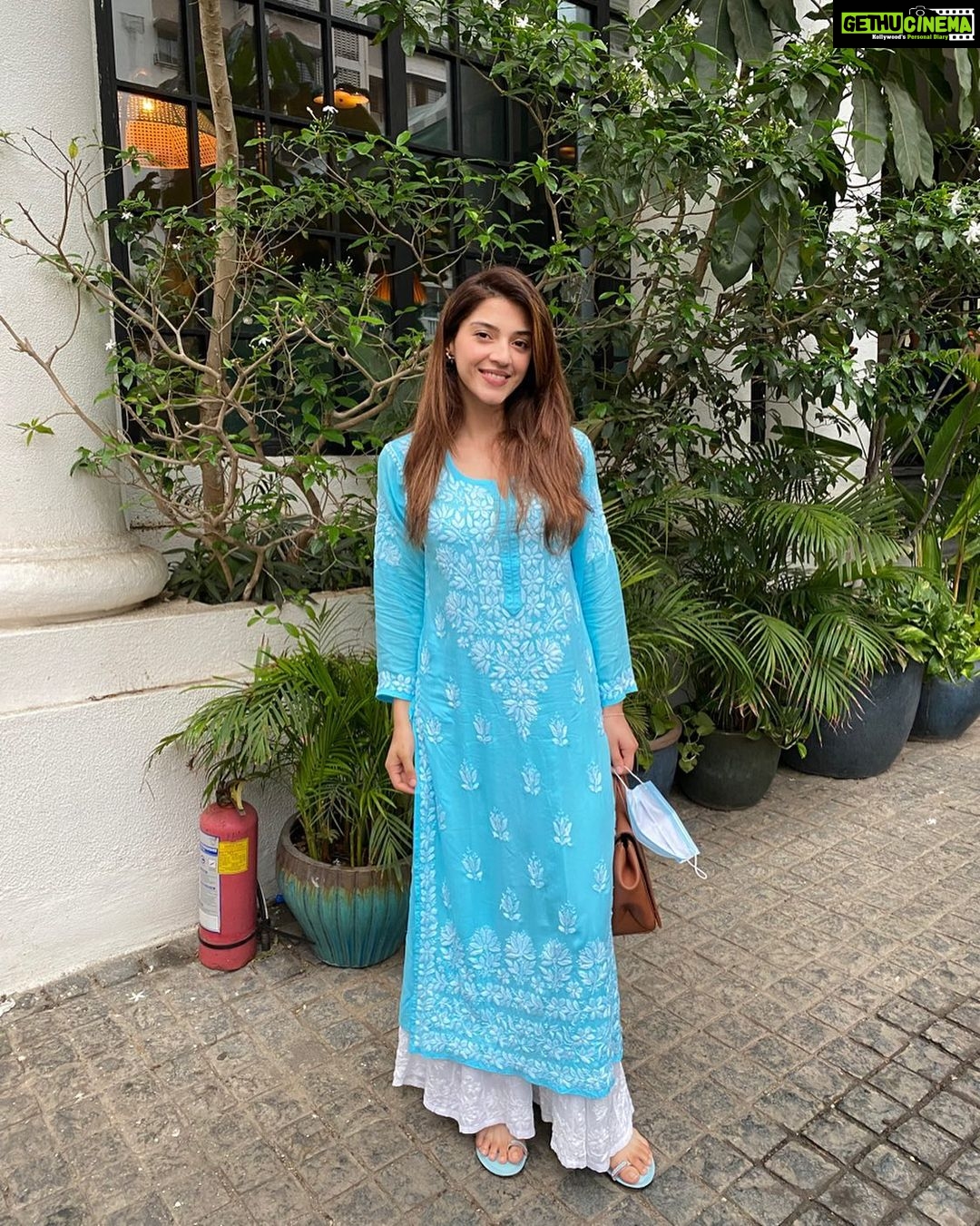 Mehreen Pizada Instagram - na tu zameen ke liye hai na aasman ke liye jahaan hai tere liye, tu nahin jahaan ke liye ✍️