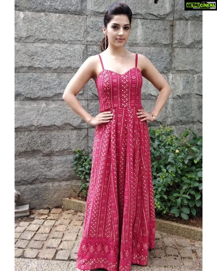 Mehreen Pizada Instagram - Wearing @apekshathelabel for #SixthSense Show #Kavacham Promotions 😎 Thank you my last minute Star @shravyavarma 💕