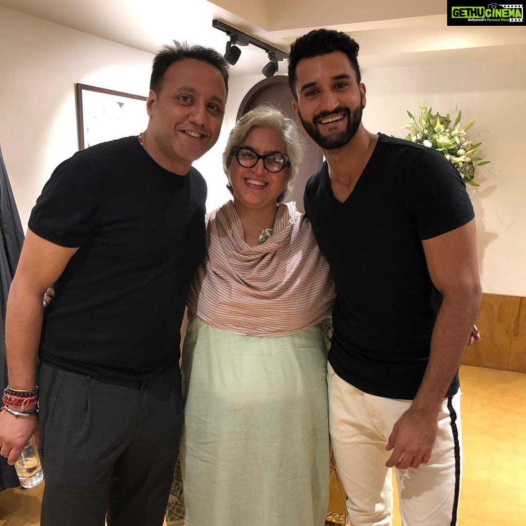 Mehreen Pizada Instagram - Congratulations my love @varun_bahl 😘😘😘 #FlagshipStore #FortMumbai Missed to be there 🙁 but I Hope to see you soon and wear the beautiful outfits 😍