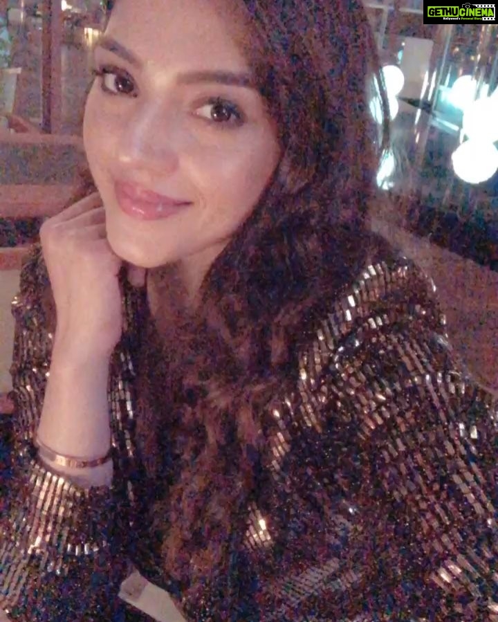 Mehreen Pizada Instagram - Dinner with a view 😍 @armanihoteldxb Armani Amal Restaurant