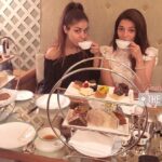 Mehreen Pizada Instagram - Girls like their High Tea 😍 ☕️ #lovethisgirl #newyorkdiaries The Plaza Hotel