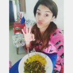 Mehreen Pizada Instagram - My nutritionist @rashichowdhary asked me to add a lot of veggies to my Poha for breakfast! The fiber in the vegetables makes me #staylean even though I’m eating rice 😋 But I need to work on my cooking skills...My poha looks nothing like Poha 😂🙈🤣 it still tasted good though 🤩👊#firstworldproblems #cookingskills #poha #breakfast
