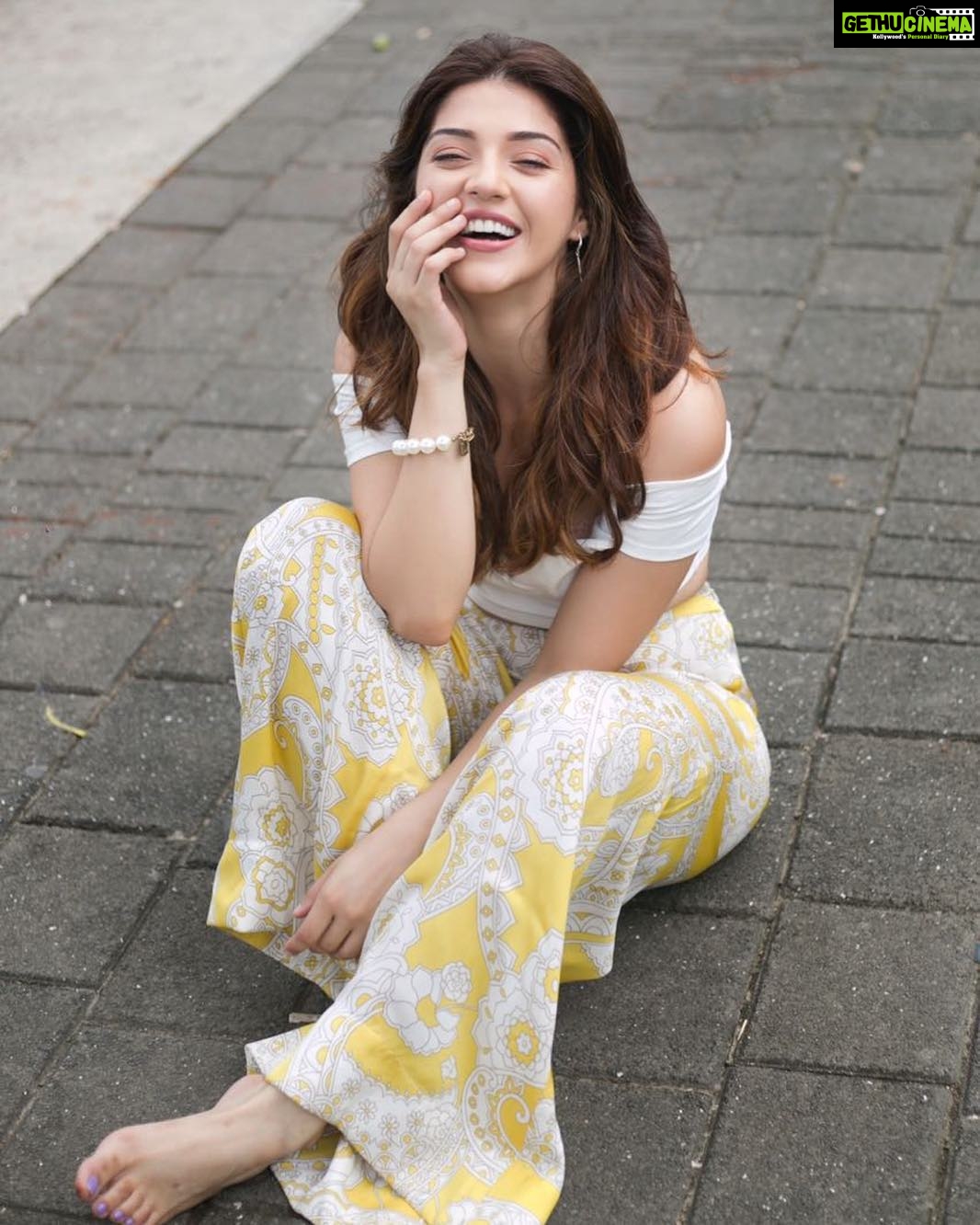 Mehreen Pizada Instagram - “You can’t fall in love with a hurricane and expect to keep her in a box. You fell for her winds, let her be the force she was born to be.” ❤️💥 📸 @faizialiphotography , MUA @makeup_asfaque , Styling @ashwin_ash1