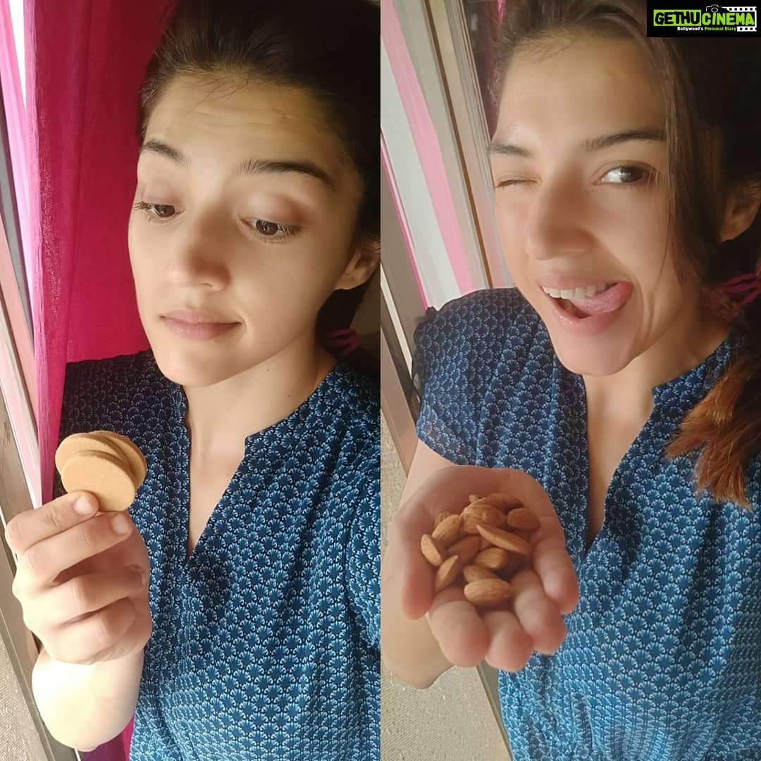 Mehreen Pizada Instagram - Snack attack! My nutritionist @rashichowdhary Always asks me choose whole real foods like a handful of nuts over processed biscuits. I wonβt lie..I get tempted to eat Biscuits but I know nuts give my skin vitamin E and good fats and biscuits do the exact opposite ππ #fitgirlseatfat #nutrition #fitness #eatclean