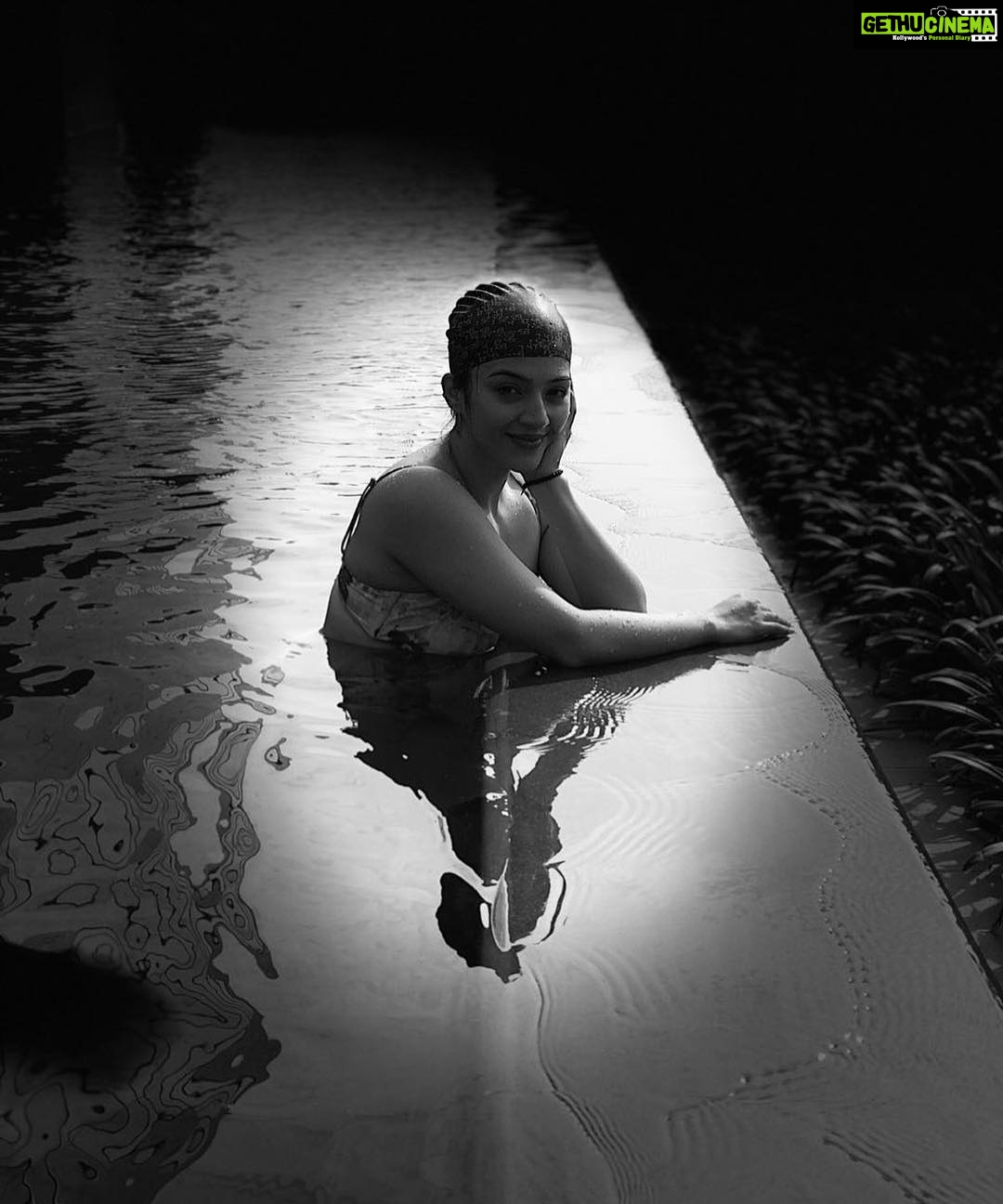 Mehreen Pizada Instagram - Iām a water baby šš #bangaloretimes Taj Bangalore