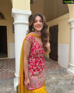 Mehrene Kaur Pirzada Instagram - Lohri te Maaghi- Bhogi diyaan lakh lakh vadhaiyaan 🔥 

💄 @harryrajput64 
Styling @gumanistylists