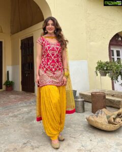 Mehrene Kaur Pirzada Instagram - Lohri te Maaghi- Bhogi diyaan lakh lakh vadhaiyaan 🔥 

💄 @harryrajput64 
Styling @gumanistylists
