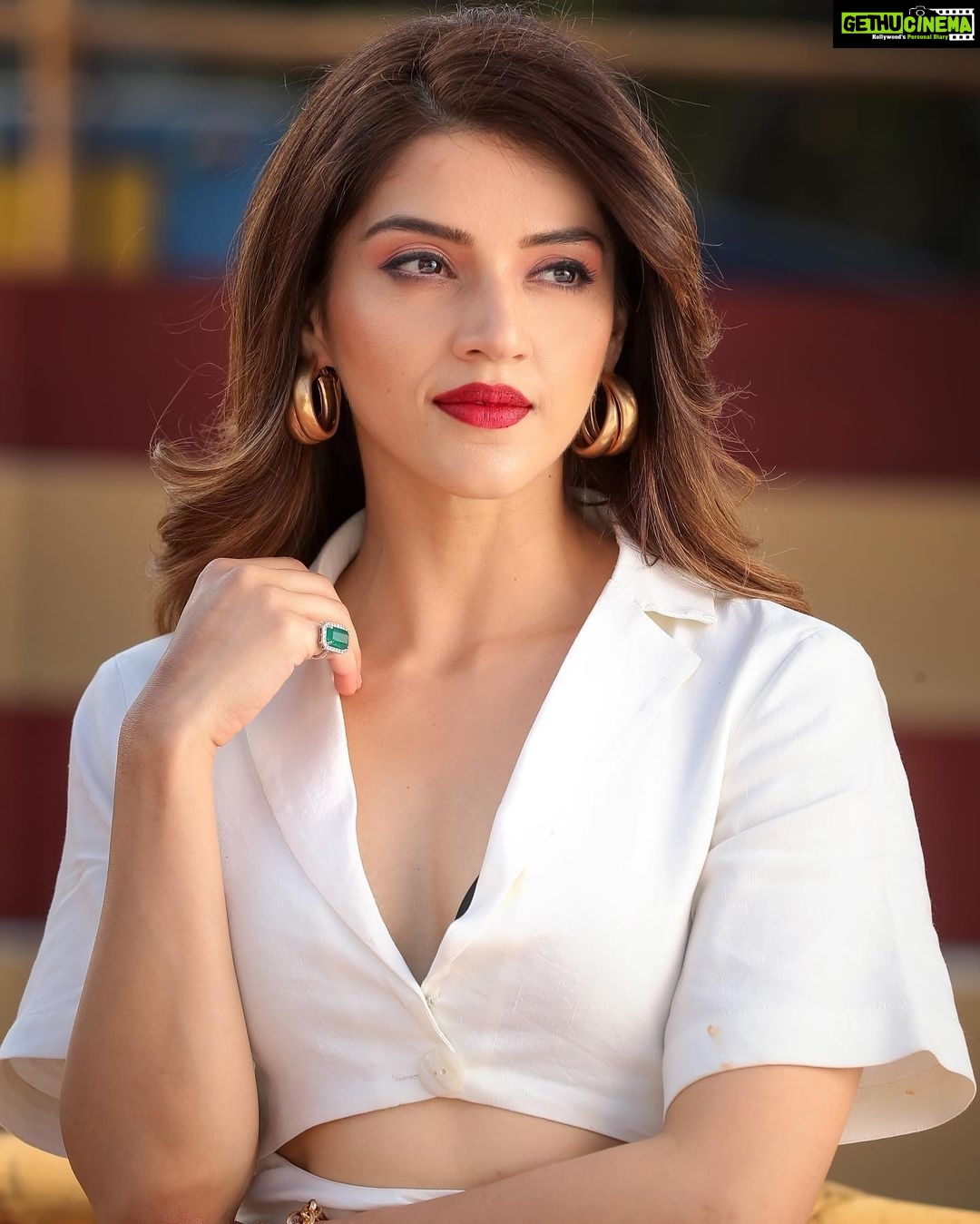 Mehrene Kaur Pirzada Instagram - Nothing says confidence and glamour like a classic red lip 👄
