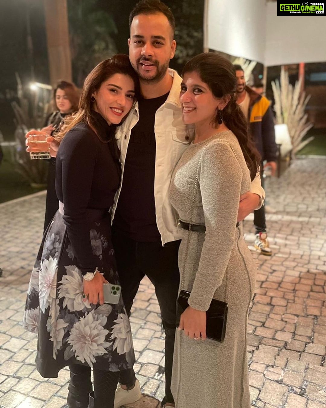 Mehrene Kaur Pirzada Instagram - Friends like Family ❣️ Auchi’s 30th 😍
