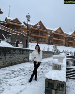 Mehrene Kaur Pirzada Instagram - White Birthday 🥰🥳 
.
.
.
#blessed #snowfall #birthdaygirl