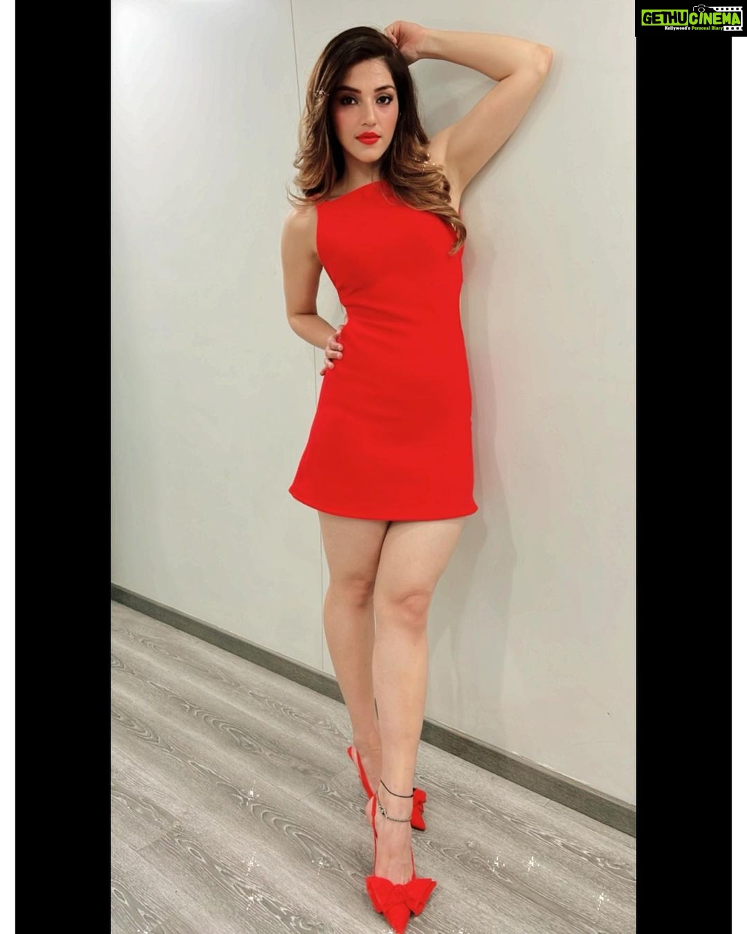 Mehrene Kaur Pirzada Instagram - RED ❣️