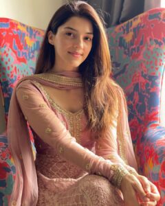 Mehrene Kaur Pirzada Instagram - 💕