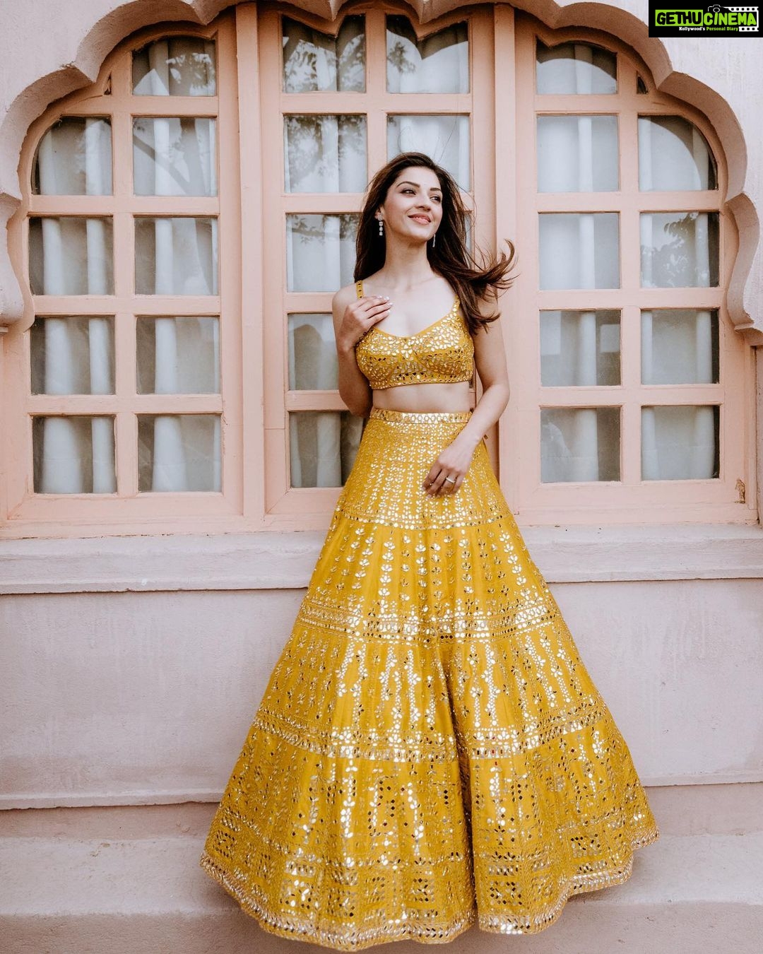 Mehrene Kaur Pirzada Instagram - 🌼