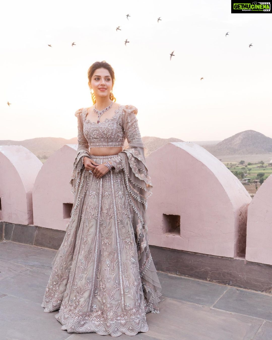Mehrene Kaur Pirzada Instagram - us ke chehre kī chamak ke sāmne saada lagā āsmāñ pe chāñd puurā thā magar aadhā lagā ⚡️
