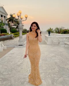 Mehrene Kaur Pirzada Instagram - 🥰