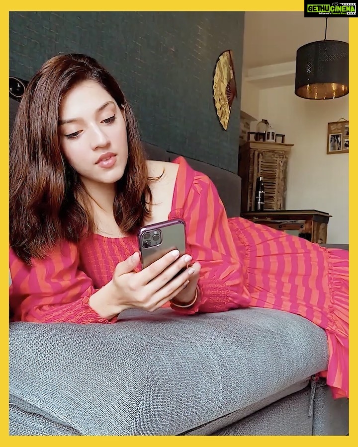 Mehrene Kaur Pirzada Instagram - "Did you guys see what happened?!??? Total disaster! 😩 I was so excited for my first virtual Bumble date & pura paaani phir gaya. Make sure you watch this & don’t do the same. It’s been so fun, social distancing hasn’t been too hard thanks to @bumble_india I want to know more about your virtual date experiences, have you had fun, found someone? Tell me more in the comments below! #StayFarGetClose #BumblePartner"