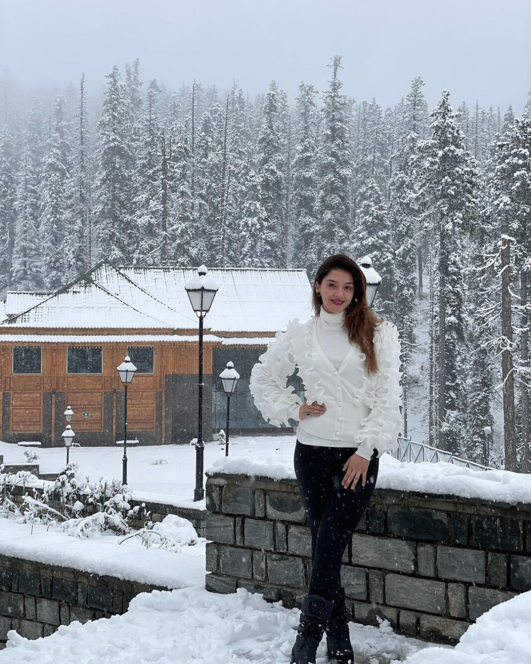 Mehrene Kaur Pirzada Instagram - White Birthday 🥰🥳 . . . #blessed #snowfall #birthdaygirl The Khyber Himalayan Resort & Spa