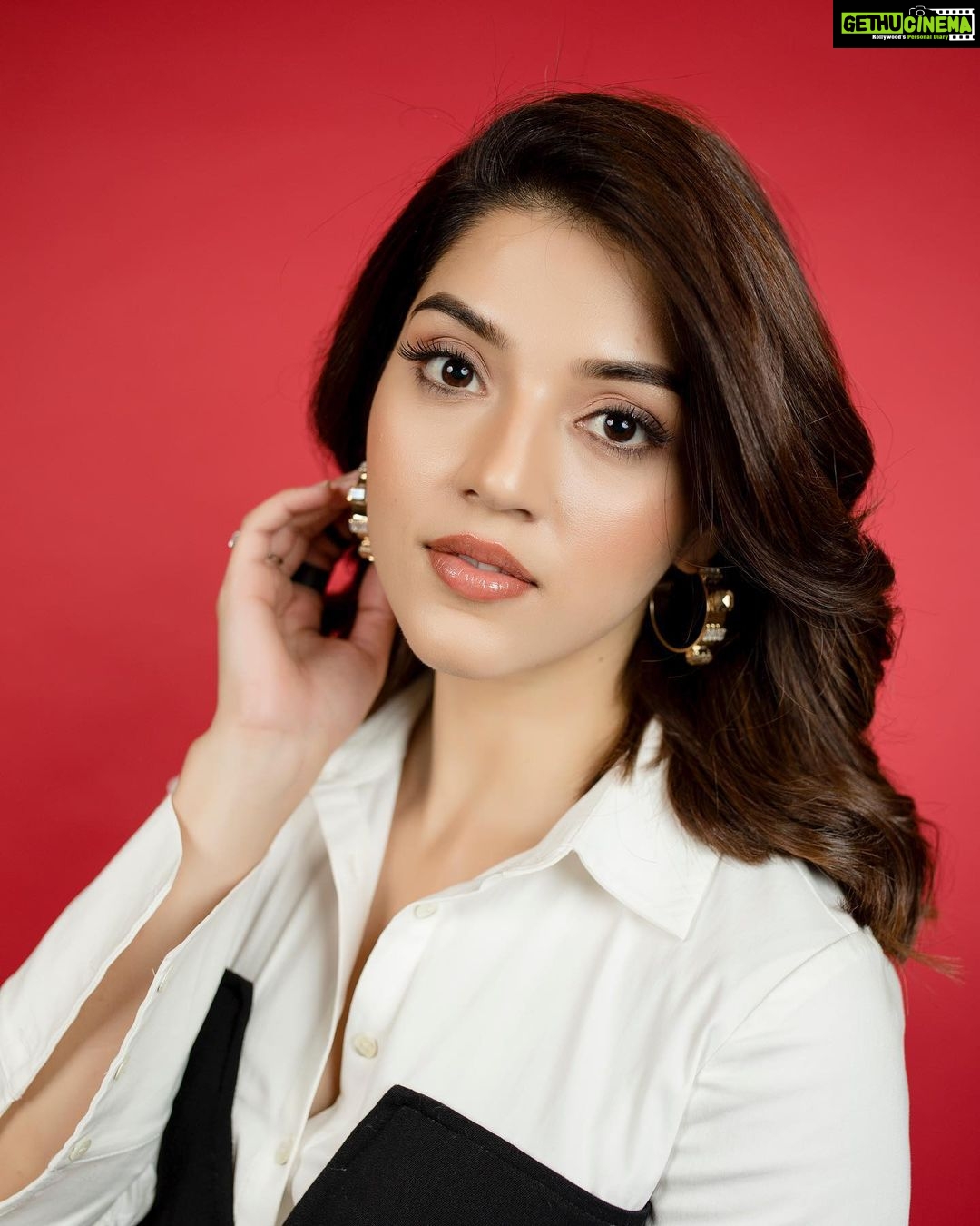Mehrene Kaur Pirzada Instagram - Hey You !