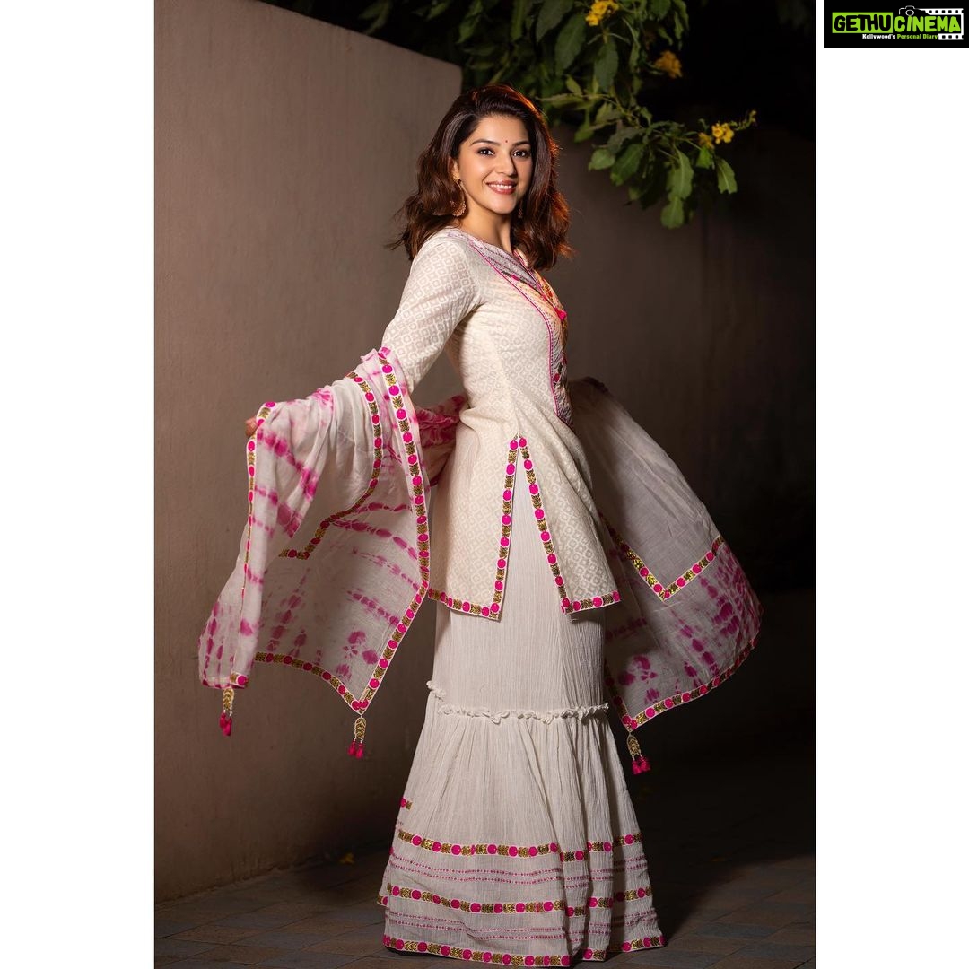 Mehrene Kaur Pirzada Instagram -