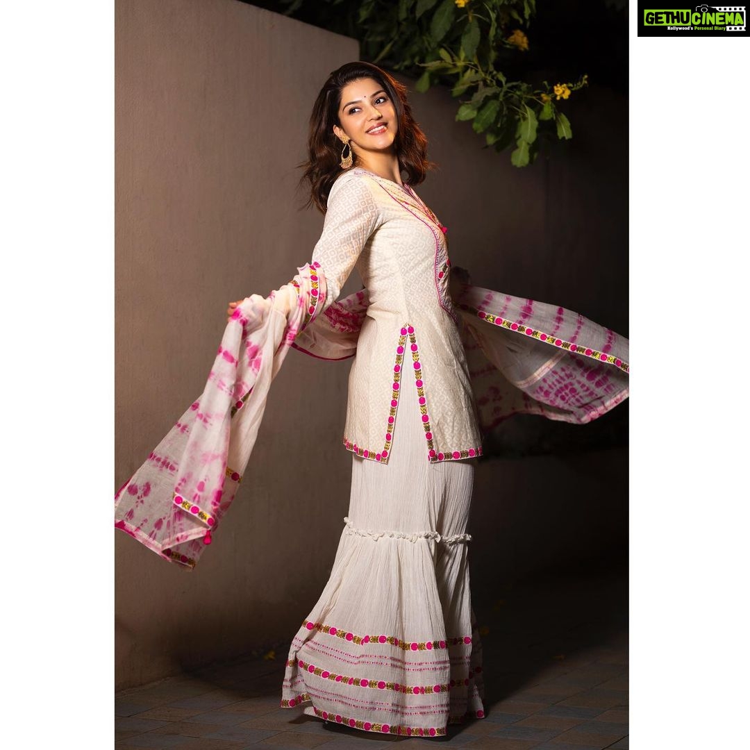 Mehrene Kaur Pirzada Instagram -
