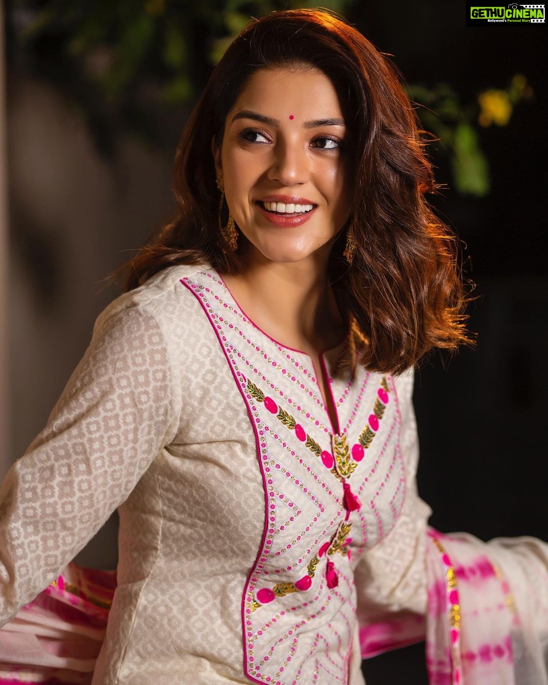 Mehrene Kaur Pirzada Instagram - 🥰