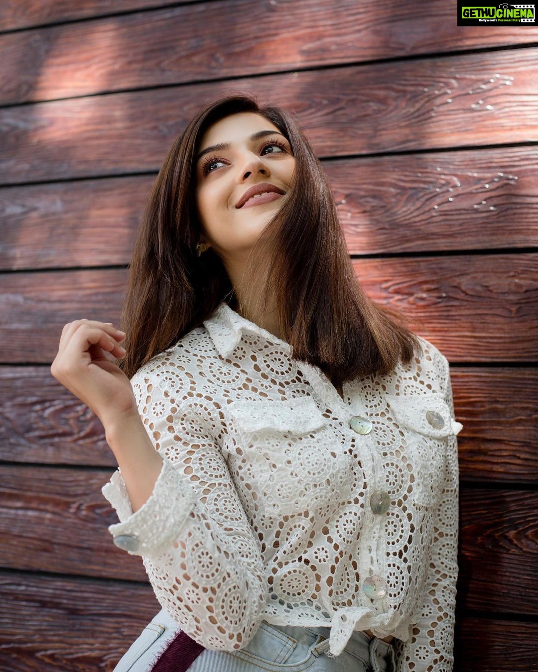 Mehrene Kaur Pirzada Instagram - Here’s to new beginnings with old, loyal friends. To being young and reckless no matter what your age is. To writing your own love story, in the most spontaneous moments. To being brave enough to dream big, and turning those dreams into reality. Here’s to knowing yourself a little bit better and loving yourself a little bit more . Here’s to you. 💓😇 #2020
