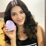 Mehrene Kaur Pirzada Instagram – I’m a big believer that if you focus on good skincare , you wouldn’t need a lot of makeup! Skin cleansing done right this morning with @foreo_in’s #Luna2