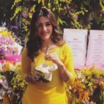 Mehrene Kaur Pirzada Instagram - The only drink 🍸that I’m allowed 😛 My nutritionist @rashichowdhary insists I eat the Malai after I drink the yummy coconut water! healthy fats from the Malai keeps us looking younger guys! don’t fear fat ❤ #eatfattolosefat #fitgirlseatfat #sundayvibes