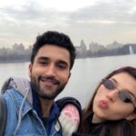Mehrene Kaur Pirzada Instagram - Posers 🥰 #pirzadasiblings @gurfatehpirzada