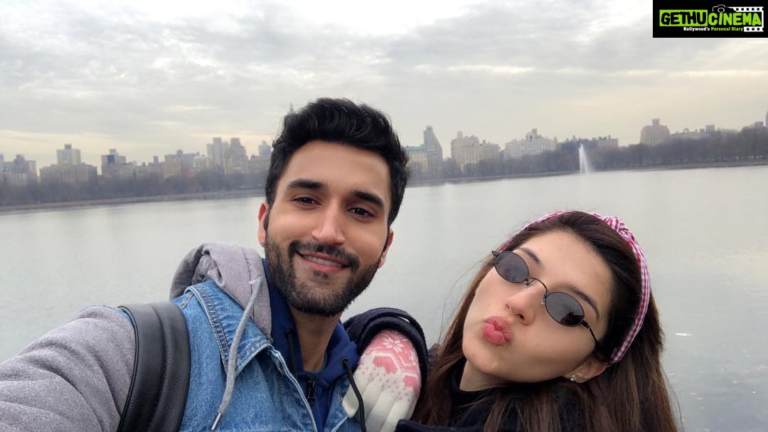 Mehrene Kaur Pirzada Instagram - Posers 🥰 #pirzadasiblings @gurfatehpirzada