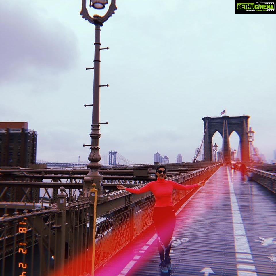 Mehrene Kaur Pirzada Instagram - This city keeps making me fall in love over n over again 💕 #nyc #traveldiaries #brooklyn