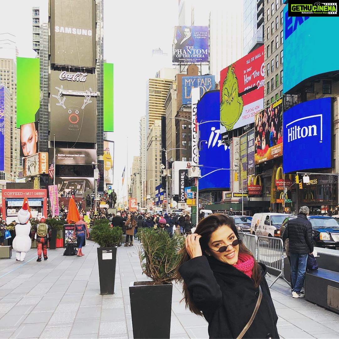 Mehrene Kaur Pirzada Instagram - New York State of mind 💞 #NYC Times Square, New York City