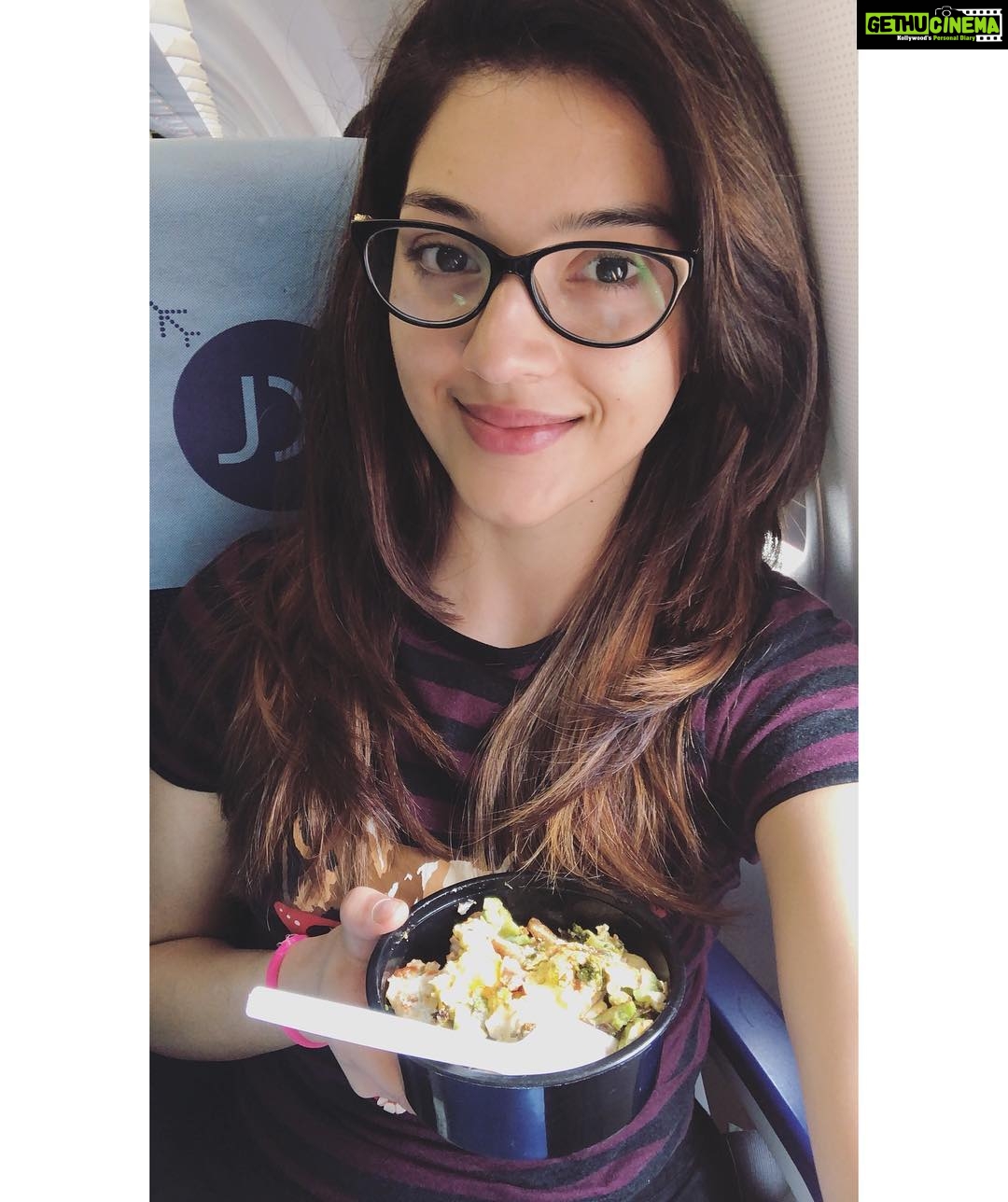 Mehrene Kaur Pirzada Instagram - My Nutritionist @rashichowdhary doesn’t allow me to eat flight food. So today I carried my breakfast from home! I’m happier and healthier eating my Eggs with veggies!! #eattheyolk #nobloatbreakfast #noflightfood #fitgirlseatfat PS- I look bad coz I haven’t slept 🙈🤦♀️