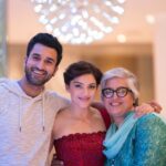 Mehrene Kaur Pirzada Instagram – “Family is not an important thing. It’s everything.” ~Michael J. Fox #family #mylife #mysoul #thankful #blessedwiththebest