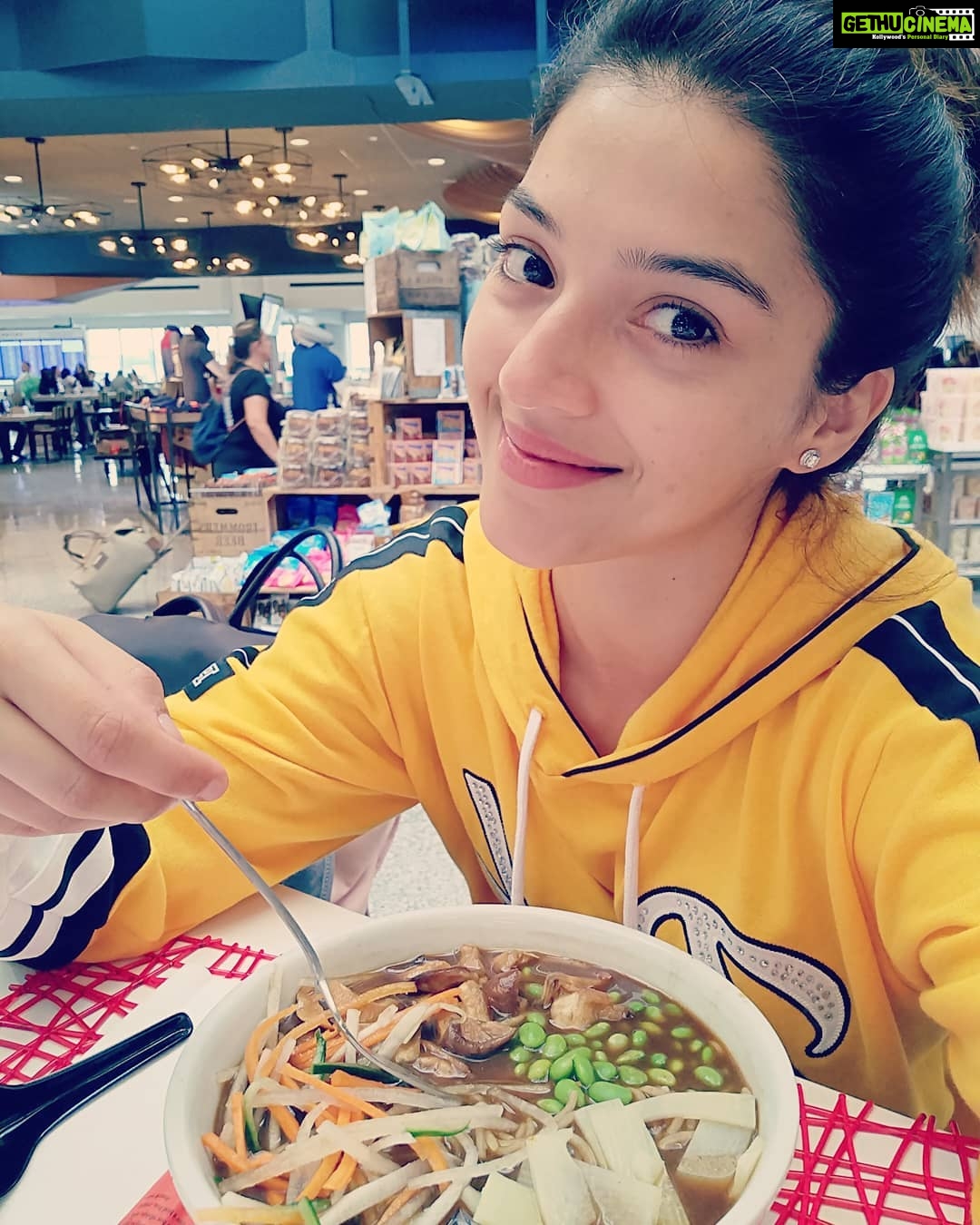 Mehrene Kaur Pirzada Instagram - Thanks to my nutritionist @rashichowdhary I can eat #cheatmeals on vacations and learn how to #damagecontrol. Giving yourself the permission to enjoy your favorite foods on vacations is part of a healthy mindset! Most of us forget that’s. But now I’ve had my fill so THIS is my first #healthymeal on the trip 😂 hope you’re having a healthy day ❤